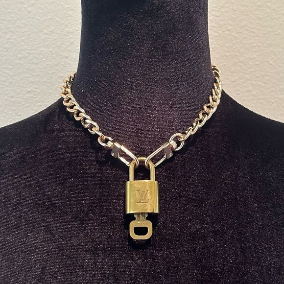 Louis Vuitton #303 Lock and Key Gold Brass with new unbranded chain - Picture 1 of 6